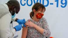 Menopoz sonrası dönemde olan bazı kadınlar koronavirüs aşısından sonra regl olduklarını açıkladı