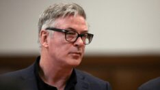 Alec Baldwin aylar sonra telefonunu vermeyi kabul etti