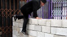 ‘Arazi benim’ deyip, yolu duvarla kapattı