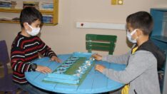 Atık malzemelerden kütüphane kurdular