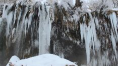 Buz tutan Sızır Şelalesi’nde dev sarkıtlar oluştu