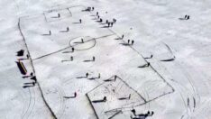 Buzla kaplı Çıldır Gölü’nde futbol keyfi