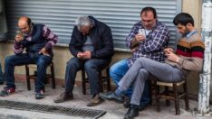 Çarpıcı araştırma: Türkler günde 4 saat akıllı telefonlarına bakıyor