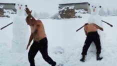 Dondurucu soğukta soyundu, kardan adamla güreşti