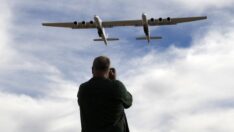 Dünyanın en büyük uçağı Roc testte 4 buçuk saat uçtu