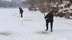 Eksi 30 derecede buzu kırıp balık avlıyor