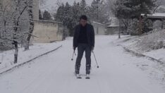 Erzurum’da öğretmen okula kayarak gidiyor