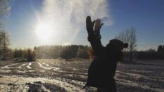 Havaya atılan kaynar su dondu