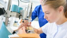 İlk deneme: Görme engelli kadın ‘biyonik göz implantı’yla görmeye başladı