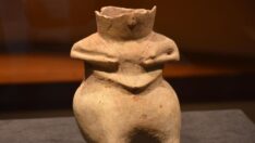 Kadın figürlü toprak kap, 8 bin 200 yaşında
