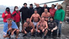 Kar altında boğazın serin sularında yüzdüler