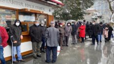 ‘Kuyruktakilerin yarısı ekmek almadan dönüyor’