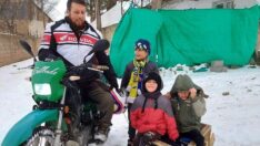 Motosiklete bağladığı kızaklarla çocukları eğlendirdi