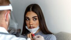 Omicron belirtileri nedir? Omicron belirtileri arasında ilk sırada boğaz ağrısı var