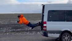 Rus dublör 80 km hızla giden minibüsün içinden geçti