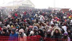 Soğuğu gerekçe gösteren ünlü sanatçı sahneye çıkmadı, hayranları tepki gösterdi