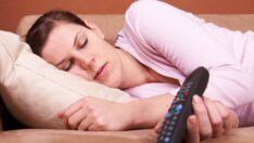 Uzmanlar uyarıyor: Televizyon karşısında uyumak dinlenmeye engel olabilir