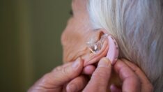 Yaşlı vatandaşlara işitme cihazı darbesi