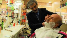 35 yıldır takım elbisesiyle tıraş ediyor