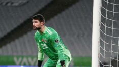 Adana Demirspor tribünlerinden atılan cisim Ersin Destanoğlu’nun başını kanattı