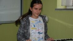 Doğuştam görme engelli Ameliya yetenekleriyle şaşırtıyor