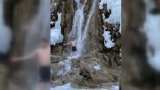 İskandinavlara özendi, buz gibi akan şelalenin altına girdi