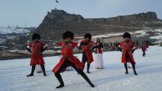 Kars Kalesi eteklerinde Kafkas dansı