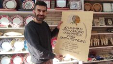 Kullanılmayan 20 ayrı alfabeyle yazı yazıp turistlere satıyor