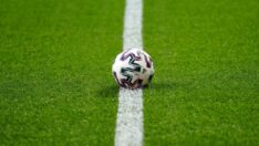 Türk futbolunda bu da oldu! Saha komiseri, hakeme saldırdı