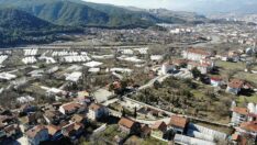 Türkiye’nin en kalabalık ikinci köyü dünyayı giydiriyor