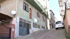 Üsküdar’da ilginç bina! Kapıyı gören telefona sarılıyor