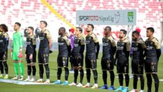 Yeni Malatyasporlu futbolculardan maç başında protesto