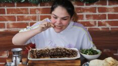 37 dakikada 255 adet çöp şiş yiyerek rekor kırdı