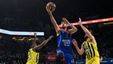 Anadolu Efes Fenerbahçe derbisinde gülen ev sahibi