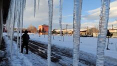 Ardahan buz kesti! Sarkıtların boyu üç metreyi aştı