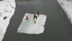 Buzdan sal yapıp balık avlıyorlar