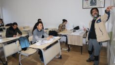 Çinli turist Yüksekova’da Farsça öğreniyor