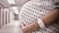 Coronalı kadının ikiz bebek sevinci