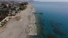 Deniz çekilince ortaya çıktı! Vatandaşlar tedirgin oldu