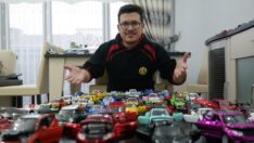 Harçlıklarını biriktirerek yaptığı araba koleksiyonuna gözü gibi bakıyor