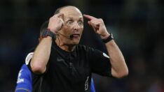 İngiltere’nin en ünlü hakemi Mike Dean düdüğünü asıyor