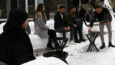 Kardan koltuk takımı yapıp üzerinde çay içtiler