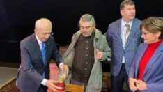 Kılıçdaroğlu elektriği kesilen Moda Sahnesi’ni ziyaret etti