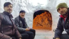 Köyde iglo yaptılar, gaz lambası ışığında çay içtiler