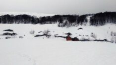 Mart ayının sonunda evler kar altında kaldı