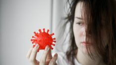 Omicron belirtileri neler? Omicron varyantı belirtileri boğaz ağrısı ile başlıyor