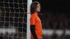 Premier Lig’de ilginç protesto! Kendini kale direğine kelepçeledi…