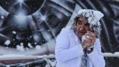 Profesörün zorlu performansı: Sağlıkta şiddete kar, fırtına altında tepki