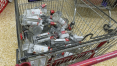 Rusya’ya kızıp, marketteki Rus votkalarını çalarken yakalandı