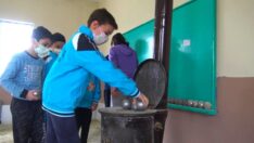 Soba üzerinde topları ısıtıp dağ köyünde bocce oynuyorlar